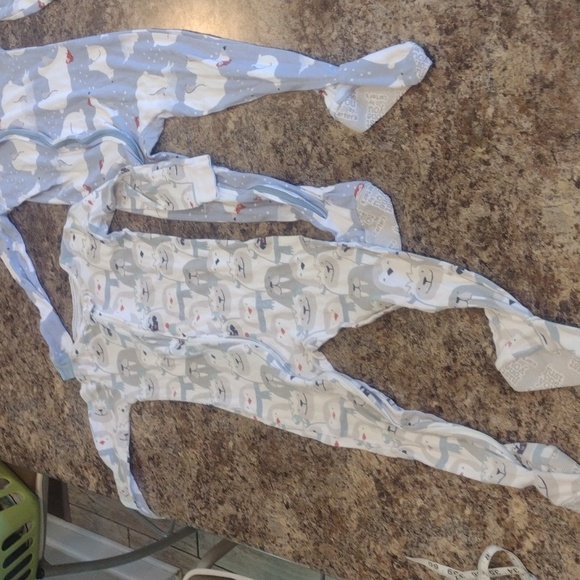 Carter's footie jammies set of 2 size 4T - Picture 5 of 13